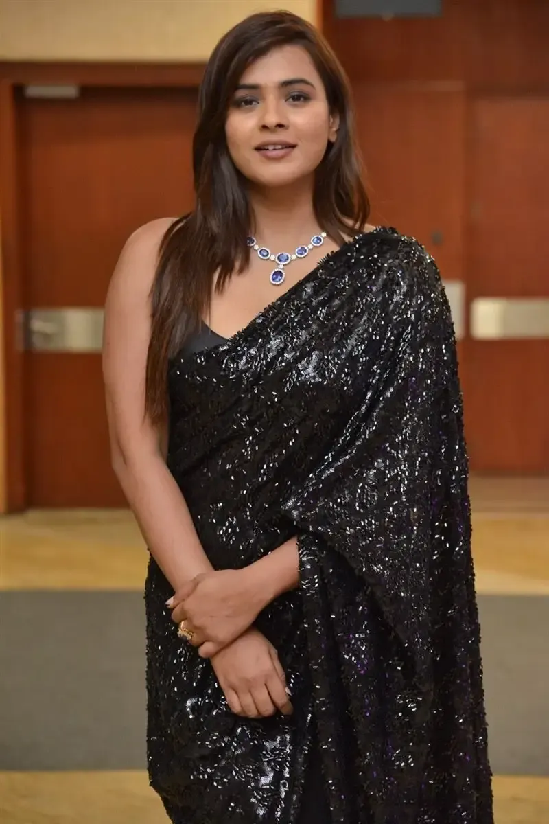 INDIAN ACTRESS HEBAH PATEL STILLS IN TRADITIONAL BLACK SAREE 3